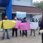 Solidaritas puluhan wartawan di Kabupaten Banyuwangi melakukan aksi unjuk rasa di Unit Dinas Perikanan Kelautan Banyuwangi, Kamis (18/3/21).