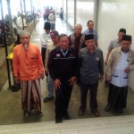 Sejumlah tokoh masyarakat Kecamatan Manyar saat menghadiri undangan PT. Jebe Koko. foto: SYUHUD/ BANGSAONLINE
