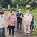 Rombongan dari Kementerian Perencanaan Pembangunan Nasional/Bappenas, yang dipimpin Direktur Pengairan dan Irigasi, Abdul Malik Sadat Idris (baju merah), saat berada di Cagar Alam Manggis (Alas Simpenan), Kabupaten Kediri. Foto: MUJI HARJITA/ BANGSAONLINE