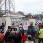 Warga saat menggelar aksi unjuk rasa di lokasi Tower di desa Gurah Kabupaten Kediri. Foto : dendi martoni/ BANGSAONLINE