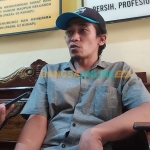 Johan, saksi mata penganiayaan yang dilakukan anggota Fraksi PDIP DPRD Sampang berinisial IN kepada masyarakat. Foto: MUTAMMIM/BANGSAONLINE