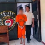 Pelaku penganiayaan anak di bawah umur saat diamankan di Mapolres Tuban.