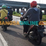 Pengguna jalan penghubung Cerme-Kebomas. Foto: SYUHUD/BANGSAONLINE