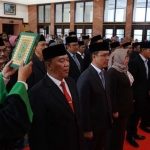 M Fikser (depan, dua dari kiri), Kepala Bagian Hubungan Masyarakat yang mendapatkan promosi menjadi Kepala Dinas Komunikasi dan Informatika. foto: ist