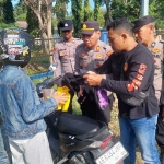 Petugas gabungan saat melakukan razia kepada para pengendara roda 2 yang akan mengikuti kegiatan Suran Agung.