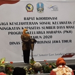 Gubernur Khofifah saat memberi sambutan pada Rakor TKSK dan Peningkatan Kapasitas SDM Program Keluarga Harapan 2020 Dinsos Jatim di Hotel Novotel Samator Surabaya. (foto: DIDI ROSADI/ BANGSAONLINE)