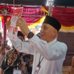 Pj Bupati Bangkalan, Arief M Edi saat menggunakan hak pilihnya di TPS 20 Kelurahan Kraton.