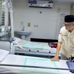Menteri Haji dan Umrah RI, Mochamad Irfan Yusuf, saat meninjau Klinik Kesehatan Haji Indonesia (KKHI) Madinah, Kamis (4/6/2026). Foto: bangsaonline