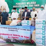 Paguyuban Masyarakat Tionghoa Surabaya yang diwakili Alim Markus menyerahkan bantuan kepada PWNU Jatim untuk selanjutnya didistribusikan kepada masyarakat terdampak Covid-19 melalui Lazis NU Jatim. foto: DIDI ROSADI/ BANGSAONLINE