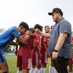 Bupati Kediri Hanindhito Himawan Pramana saat memberi salam komando kepada salah satu pemain. Foto: Ist.