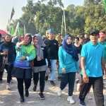 Bupati Mojokerto, Ikfina Fahmawati, saat foto bersama peserta jalan sehat.