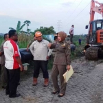 Petugas tengah menghentikan proyek pemasangan pipa gas milik Pertamina Gas di PT. WIKA. foto: SYUHUD/ BANGSAONLINE