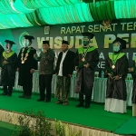 Para mahasiswa dari luar negeri IKHAC yang diwisuda di Kampus IKHAC Pacet Mojokerto, Ahad (30/8/2020). foto: mma/ bangsaonline.com 