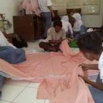 SAMBUT MEA: Para siswa tampak sibuk berlatih mendesain baju dan taplak meja. foto: suwandi/ BANGSAONLINE