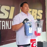 Polisi menunjukkan barang bukti pembunuhan Siswi SMPN 31 Surabaya yang terjadi di Gudang Peluru Surabaya.