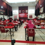 Suasana penyerahan rekomendasi secara daring di Kantor DPD PDIP Jawa Timur di Jalan Kendangsari Surabaya, Jumat (17/7/2020). foto: nanang fachrurozi/ bangsaonline.com