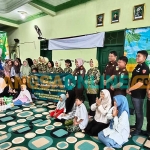 Kajari Kabupaten Kediri, Ismaya Hera Wardanie, dan jajaran bersama pengasuh Panti Asuhan Darul Aitam serta beberapa anak yatim. Foto: MUJI HARJITA/BANGSAONLINE