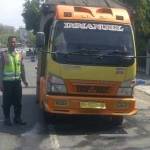 Petugas saat mengamankan sebuah truk yang nekat beroperasi menjelang lebaran. (foto: soewandito/BANGSAONLINE)