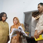 Pj Wali Kota Kediri, Zanariah (kiri), saat meninjau rumah yang baru direnovasi. Foto: Ist