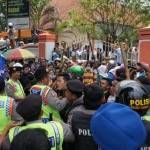 RICUH: Aksi ribuan buruh saat demo di depan kantor Pemkab Jombang. foto: rony suhartomo/BANGSAONLINE