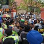 RICUH: Aksi ribuan buruh saat demo di depan kantor Pemkab Jombang. foto: rony suhartomo/BANGSAONLINE