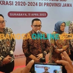 Menpan RB, Abdullah Azwar Anas, didampingi Sekdaprov Jatim, Adhy Karyono, saat memberi keterangan kepada awak media. Foto: DEVI FITRI AFRIYANTI/BANGSAONLINE