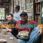 Rombongan pengunjung yang lagi santai menikmati kuliner lontong telor, dan minuman teh jahe serta tahu goreng. Foto: MUJI HARJITA/BANGSAONLINE