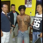 Pelaku saat digelandang polisi. foto: ist/BANGSAONLINE