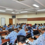 Para peserta lelang jabatan ketika mengikuti tes tulis. foto: SYUHUD/ BANGSAONLINE