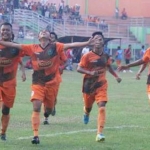 Pemain Persekabpas saat merayakan gol ke gawang Persibara.