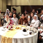 Khofifah saat tasyakuran bersama relawan.