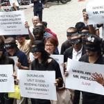 Aksi relawan "Salam 2 Jari" yang memprotes pencalonan Kapolri Komisaris Jenderal Budi Gunawan di Gedung KPK, Jakarta, 15 Januari 2015. Hari ini DPR menggelar sidang paripurna penetapan Calon Kapolri Budi Gunawan. TEMPO/Arif Zulkifli