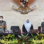 Dari kiri, Wali Kota Kediri Abdullah Abu Bakar, Wakil Ketua DPRD Kota Kediri Firdaus dan Katino. Foto: Ist.