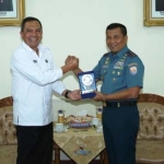 Pangarmatim dan Kepala BNN Jatim saling tukar menukar cinderamata.