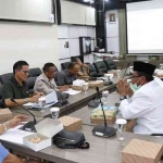 Komisi III DPRD Gresik saat hearing dengan sejumlah OPD mitra, Kamis (10/3/2023) kemarin. Foto: SYUHUD/ BANGSAONLINE