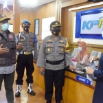 Kepala Satpol PP Kota Kediri Eko Lukmono Hadi (kiri) bersama Kabag Ops Polres Kediri Kota Kompol Abraham Sisik, saat sidak di Kantor KPPN Kota Kediri. foto: ist.