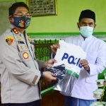 Kapolres Blitar AKBP Ahmad Fanani Eka Prasetya bersama Pengasuh Pondok Pesantren Nurul Ulum KH Agus Muadzin.