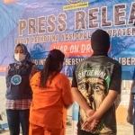 Kedua tersangka saat dirilis BNN Sidoarjo.