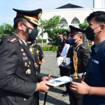 Kapolresta Sidoarjo, Kombes Pol Kusumo Wahyu Bintoro, saat memberi penghargaan kepada anggotanya.