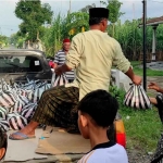 Warga saat menerima bantuan paket sembako dari takmir dan remaja Masjid Al Mubarok. Foto: Ist