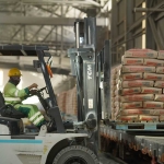 Proses muat semen produk PT SBI ke gerbong Kereta Api
