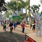 Pasien sembuh Covid-19 yang dipulangkan dari Hotel Asrama Haji. (foto: ist).