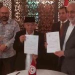 Prof Dr KH Asep Saifuddin Chalim, MA, saat penandatanganan Memorandum of Understanding (MoU) dengan Rektor Universitas Zaituna Tunisia, Prof. Dr. Abdel Lathif al-Bouazizie di rumah dinas Duta Besar Tunisia Jl, Karang Asem Tengah No.21 Blok C-5, Kuningan, Kecamatan Setiabudi, Kota Jakarta Selatan, Daerah Khusus Ibukota Jakarta. Kamis (4/7/2024). Foto: bangsaonline