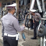 Jajaran Satlantas Polres Tuban merazia sejumlah bengkel dan toko variasi penjual knalpot brong di luar standardisasi pabrikan, Selasa (29/12/2020). (foto: ist)