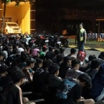 Puluhan motor  beserta ratusan remaja yang terjaring razia balap liar Satlantas Polres Tuban