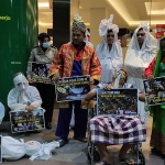 Para pocong dan pasien Covid-19 saat mengampanyekan protokol kesehatan di mall.