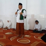 Dr KH Asep Saifuddin Chalim saat menyampaikan pidato di depan para santri Nurul Cholil Bangkalan Madura. Pesantren ini diasuh KH Zubair Muntashor. Tampak di belakang Kiai Asep Khofifah Indar Parawansa, Emil Dardak dan para kiai. Foto: bangsaonline.com