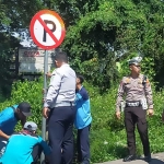 Petugas Dishub dan Satlantas Polres Pasuruan saat memasang rambu larangan parkir di Bundaran Apollo, Gempol.