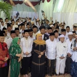 Prof Dr KH Asep Saifuddin Chalim, Khofifah Indar Parawansa, dan Emil Elestianto Dardak foto bersama dengan para kiai muda dan gus seusai acara di Pondok Pesantren Amanatul Ummah Surabaya Selasa malam (25/3/2024). Foto: m mas