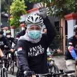 Gubernur Jawa Timur Khofifah Indar Parawansa saat gowes pemullihan ekonomi sepanjang 7 KM start dari Balai Kota Blitar, Minggu (4/10). foto: ist/ bangsaonline